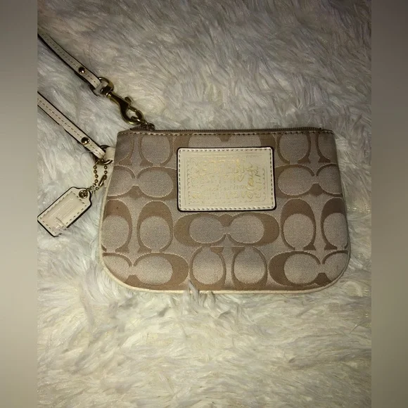 Coach Poppy Wristlet - Picture 2 of 14